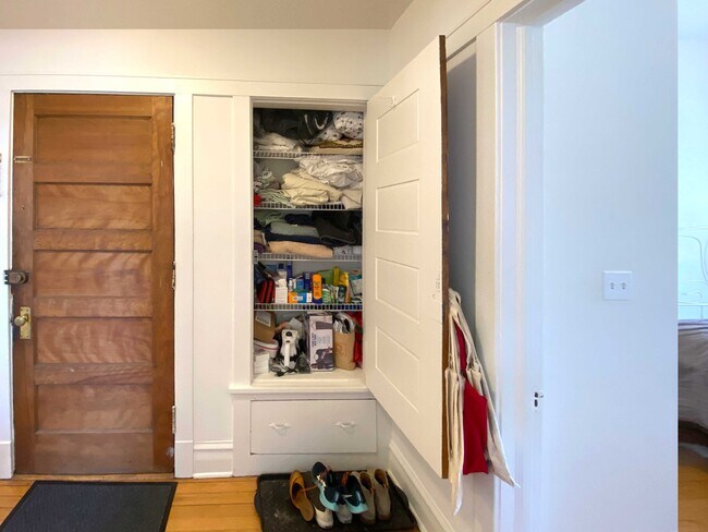 Building Photo - 1462 W Leland Ave