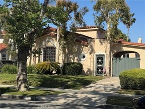Building Photo - 144 S La Peer Dr