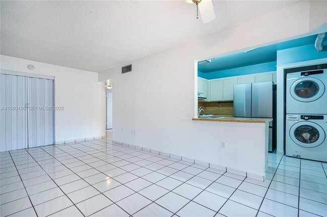 Building Photo - 495 W Park Dr
