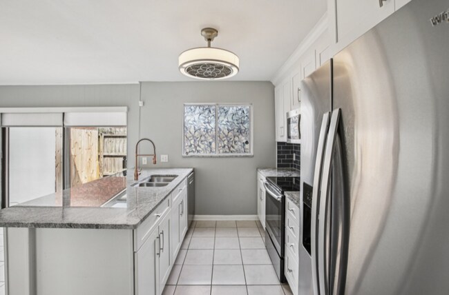 Building Photo - Beautiful 2 bedroom 2.5 bath condo with an...