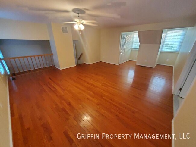 Building Photo - 1411 Golf Course Dr