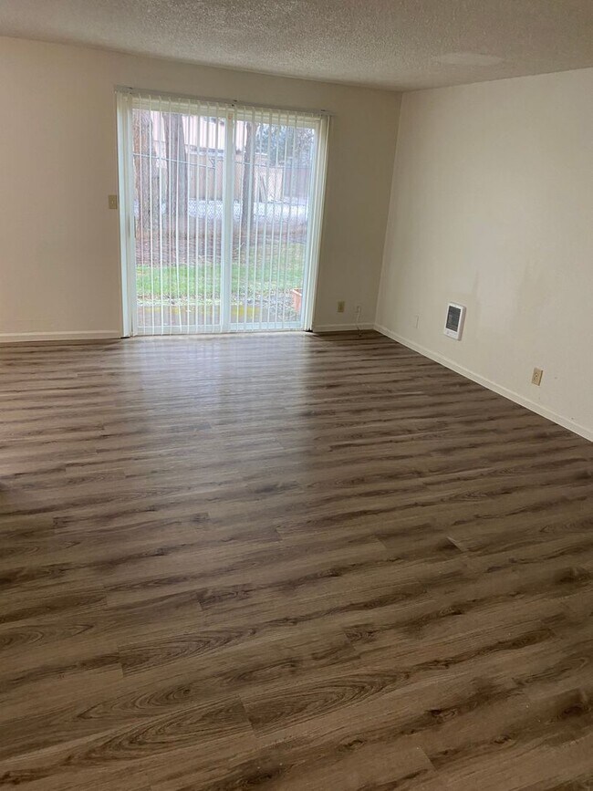 Building Photo - (905) Draper Arms Apartments - 2 Bedroom / 1 Bathroom (UPDATED)