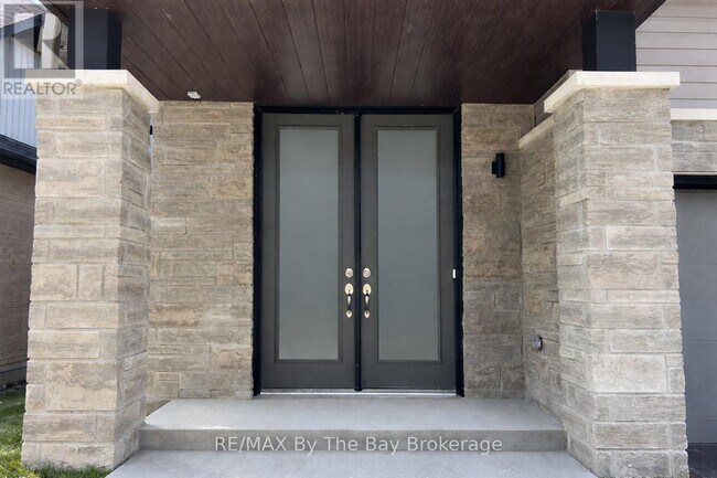 Building Photo - 7 Rosanne Cir