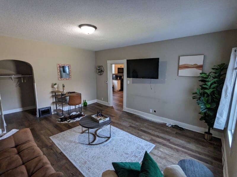 Foto principal - 902-904 W Locust St