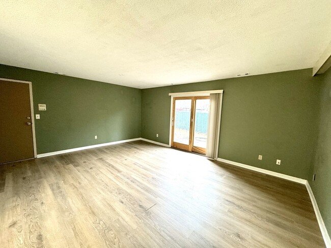 Building Photo - 7 Thayer Pond Dr