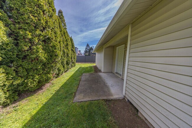 Foto del edificio - One Level Ranch Home - Three Bedrooms - Updated in 2024