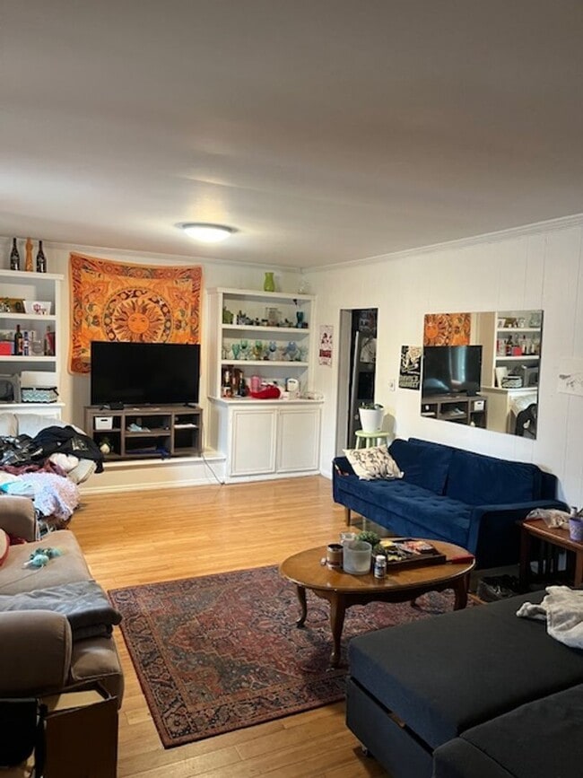 Foto del edificio - 5 bedroom, 2 bath home- Available August 2026!