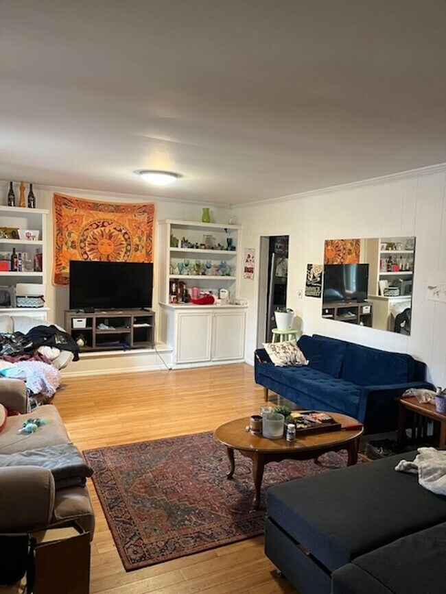 Foto del edificio - 5 bedroom, 3 bath home- Available August 2026!