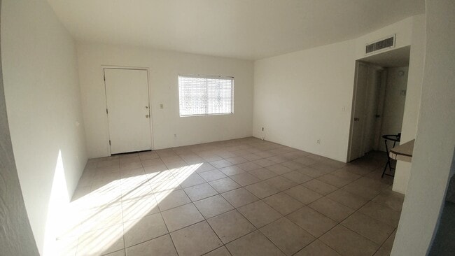 Entry to the living room - 2435 N Fontana Ave