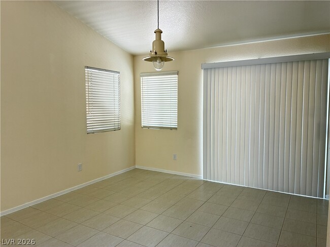 Building Photo - 688 Pansy Pl