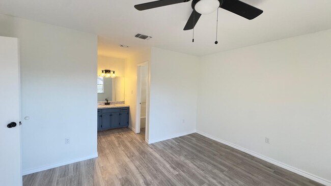 Foto del edificio - 1239 Glen Haven Dr