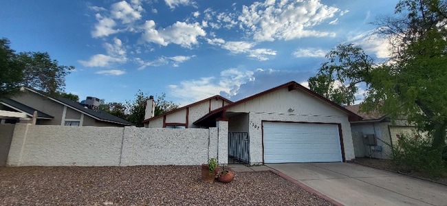 Building Photo - 1567 W Javelina Ave