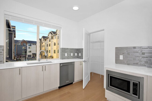 Foto del edificio - Bellevue spacious townhome living - 2 car garage