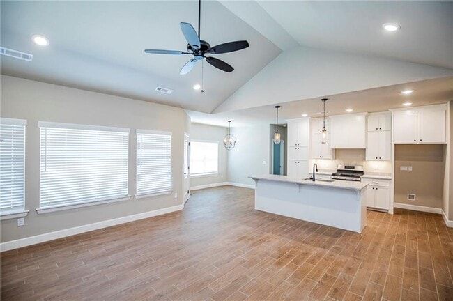 Building Photo - 1137 Parker Ln