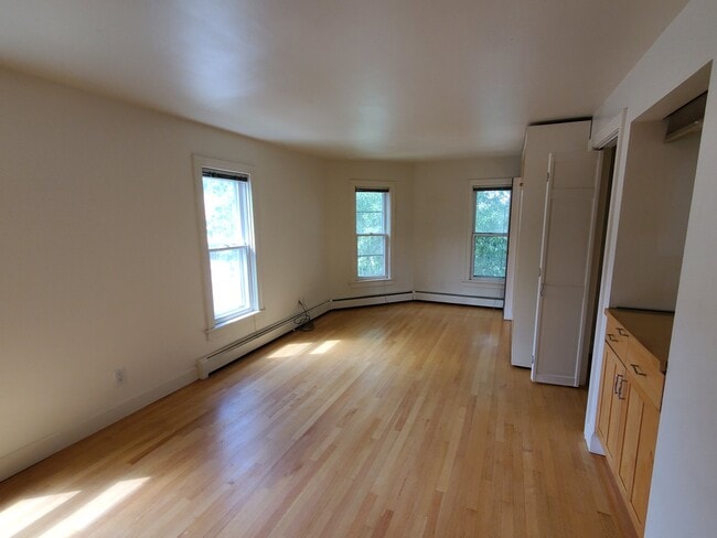 Building Photo - 402 Maxwell Ave