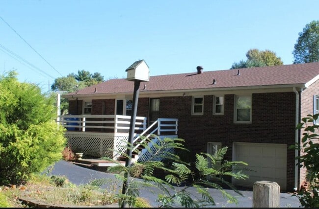 Building Photo - 113 Moss St