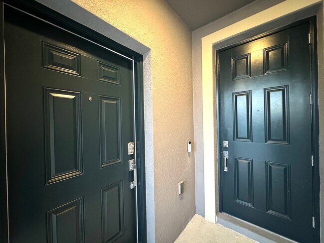 Foto del edificio - Rare find In-Law suite Home! Single family house with Separate entry and kitchen, laundry set!