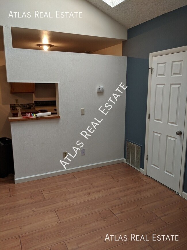 Building Photo - Ready now: 2 bed 1 Bath with Garage and To...