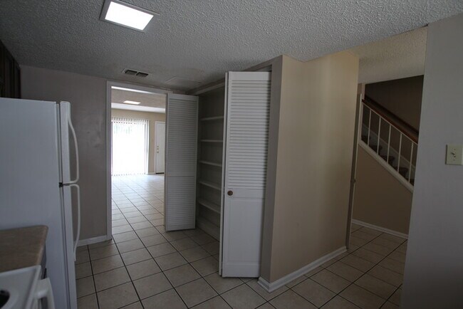 Building Photo - Available Now! Beautiful 3 bedroom 1.5 bat...