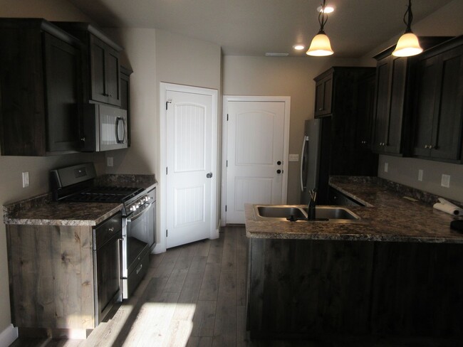 Foto del edificio - Move-In Bonus - Newer Town home living in ...