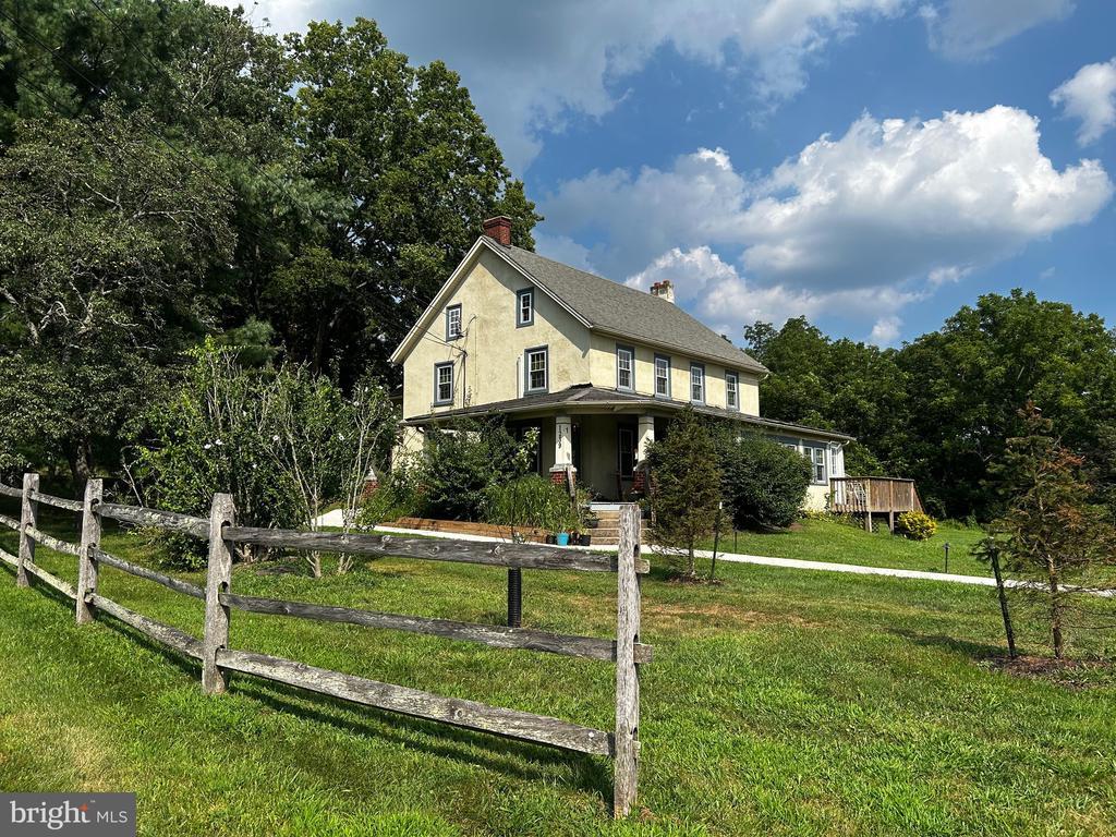 Foto principal - 1239 Salford St