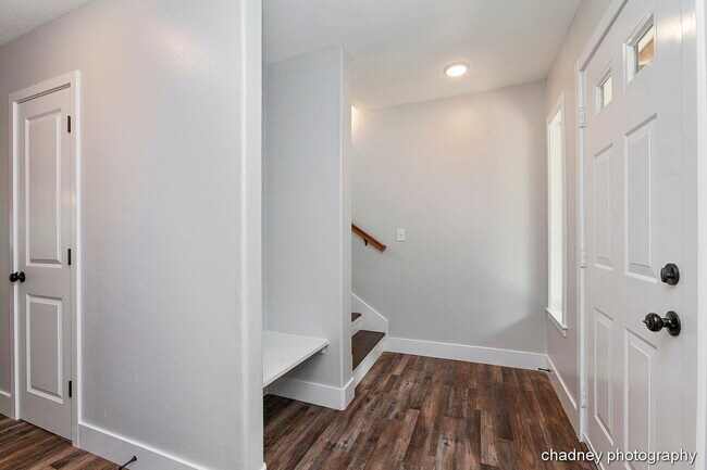 Entry - 483 SW Lakeshore Dr