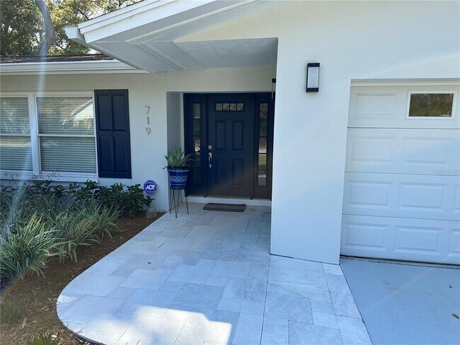 Building Photo - 719 Oakridge Ln