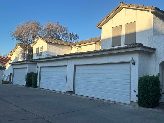 Foto del edificio - 100 W Village Blvd