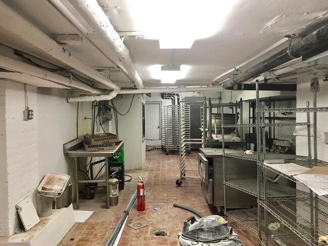 Espacio de preparación en el sótano - 113-115 E 18th St