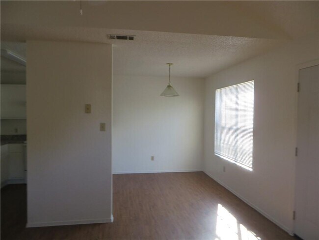 Building Photo - 2217 Katy Ln