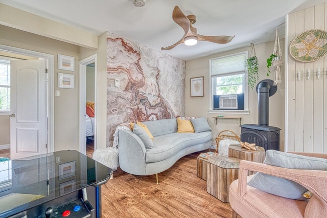 Building Photo - 903 Lakeshore Rd