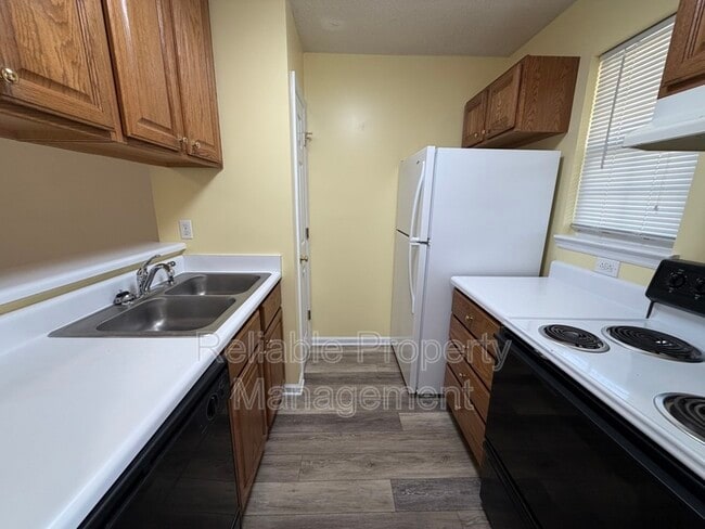 Building Photo - 381 S Moore St