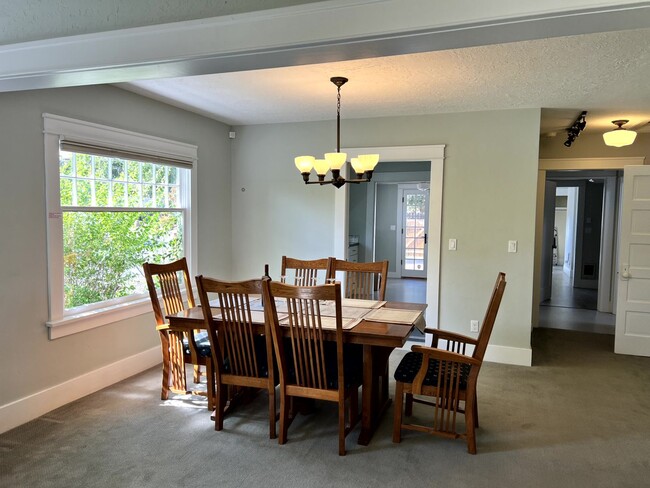 Building Photo - Charming Historical Home, Desirable Downtown Location. Flexible Lease Terms, 30-day Min. All Util...