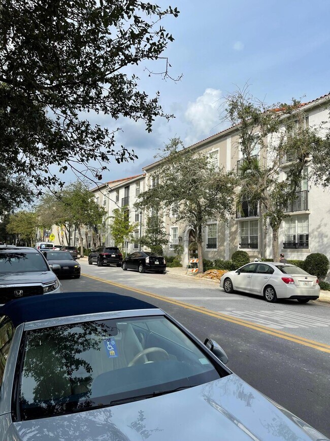 Building Photo - 580 S Sapodilla Ave