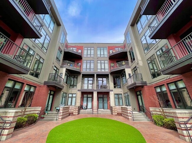 Building Photo - STUDIO Condominium next to Walnut Street B...