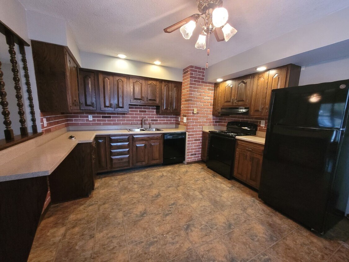 Foto principal - 3 Bedroom, 1.5 Bathroom home with detached garage