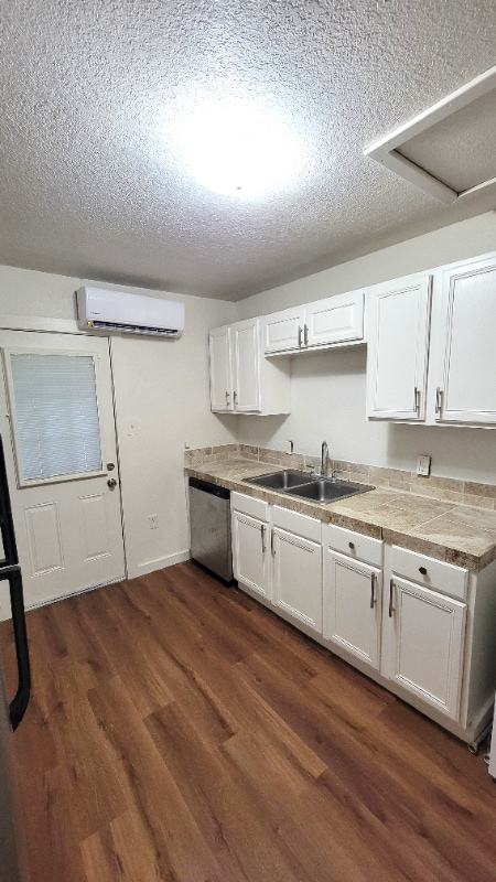 Building Photo - 2100 Hill Top Ct