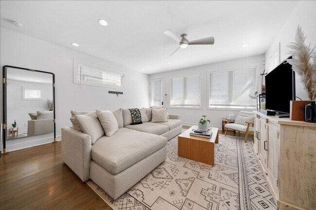Building Photo - Charming 3 BR/3B House in Nashville