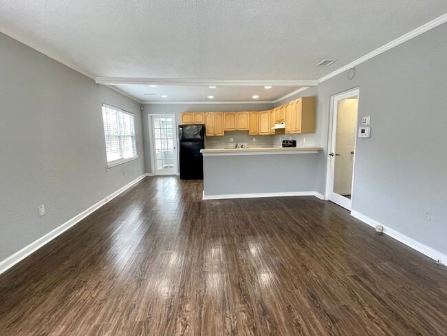 Building Photo - Renovated 2 bed/2 bath home located in the...