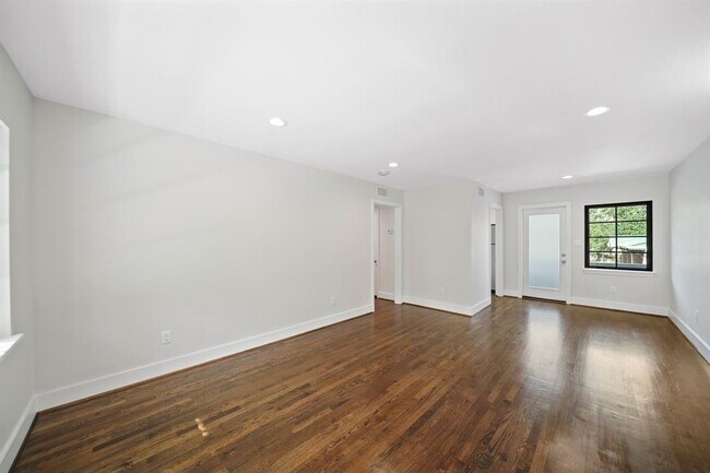 Building Photo - 520 Lovett Blvd