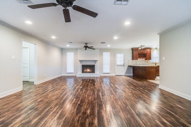 Foto del edificio - BEAUTIFUL HOME LOCATED ON TOLSON ROAD!