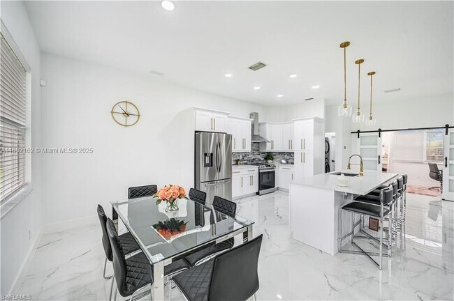 Foto del edificio - 3385 35th Ave NE