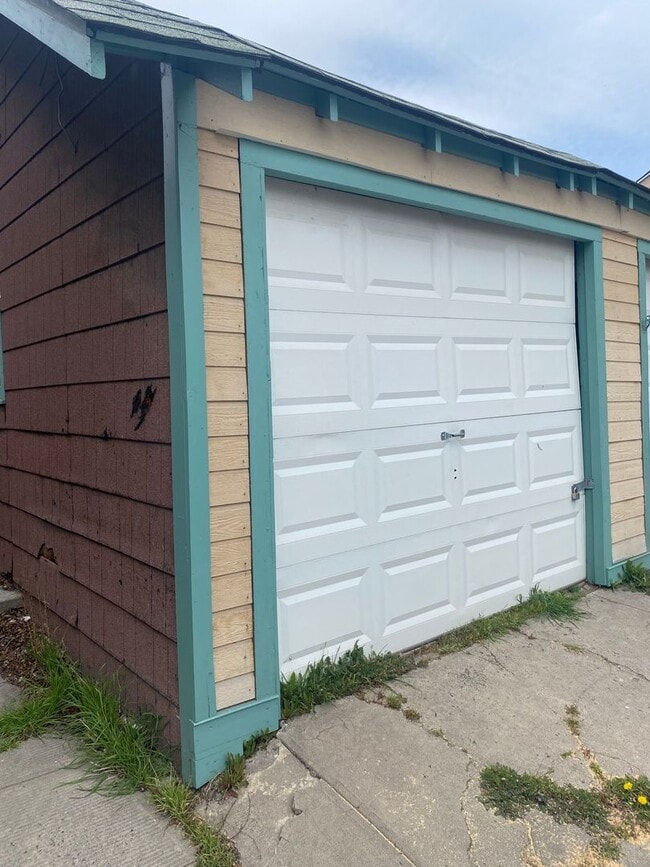 Building Photo - Large 3 bed 2 bath located close to downtown