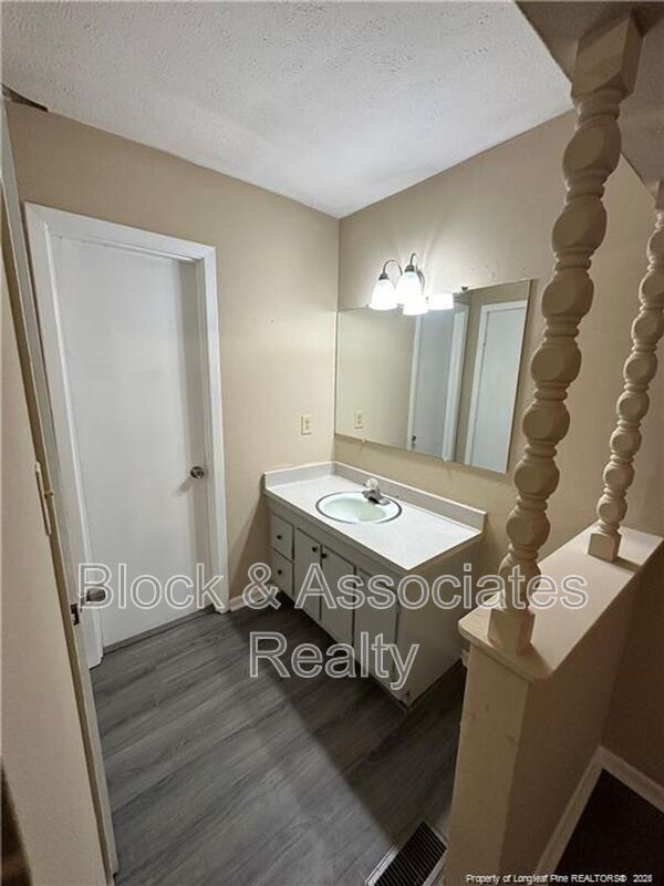 Foto del edificio - 4959 Fieldcrest Dr