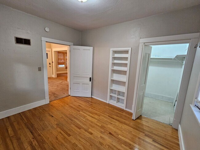 Building Photo - 2 bed 1 bath located in Ivy Wild!