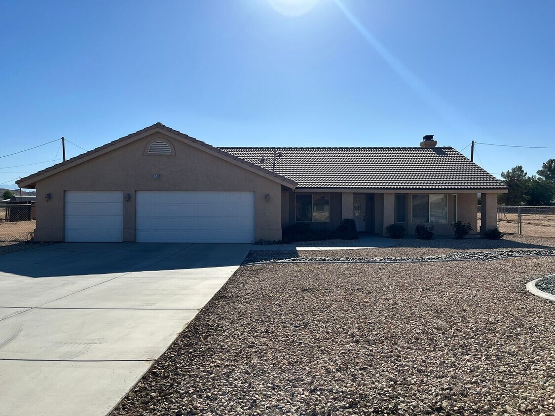Foto principal - 3 bedroom, 2 bathroom in Apple Valley!