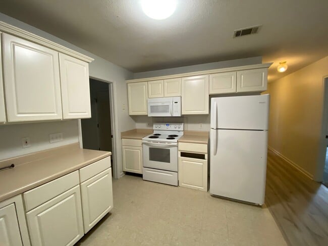 Building Photo - 606 Elm