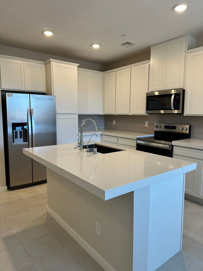 Building Photo - Brand New Town Home
