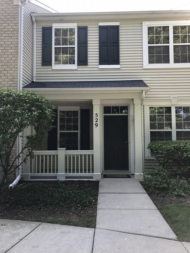 Primary Photo - 529 S Lakeside Ct