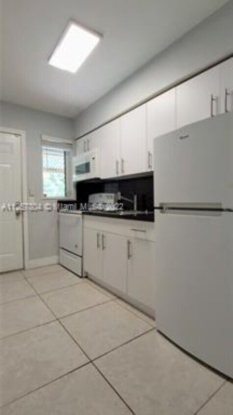 Foto del edificio - 1736 SW 21st St